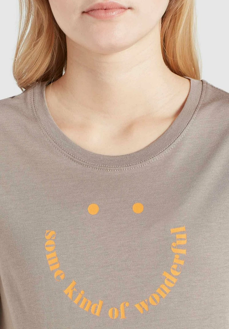 FRANCESCA SMILE - Camiseta estampada - graubraun Khujo FRANCESCA SMILE - Camiseta Estampada - Graubraun, Mujer -Ofertas KHUJO Tienda 0d91ba019daa4da794f284afcd996f61