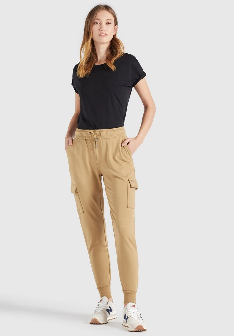 STACI - Pantalones deportivos - beige Khujo STACI - Pantalones Deportivos - Beige, Mujer -Ofertas KHUJO Tienda 0fbf498d044846b4874c9027dfe2dc14