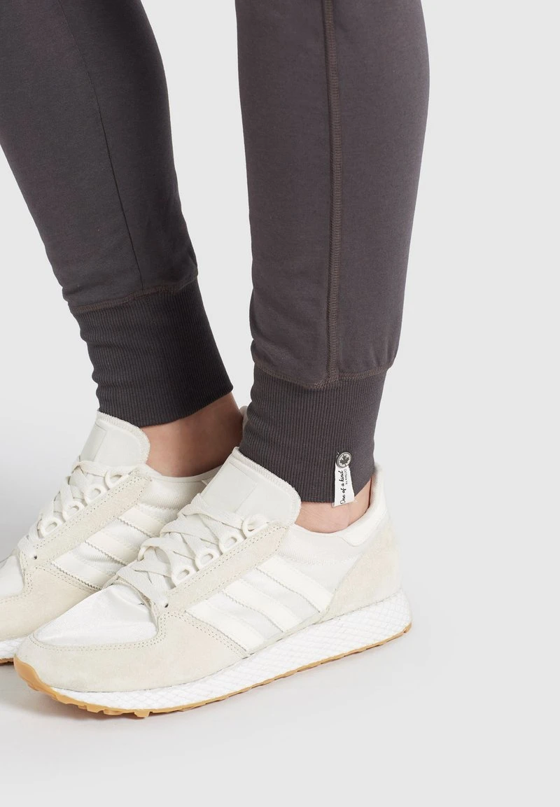 DEBORAH - Pantalones deportivos - dark grey Khujo DEBORAH - Pantalones Deportivos - Dark Grey, Mujer -Ofertas KHUJO Tienda 10d86121a1a845dc8fc72dbe48445f16