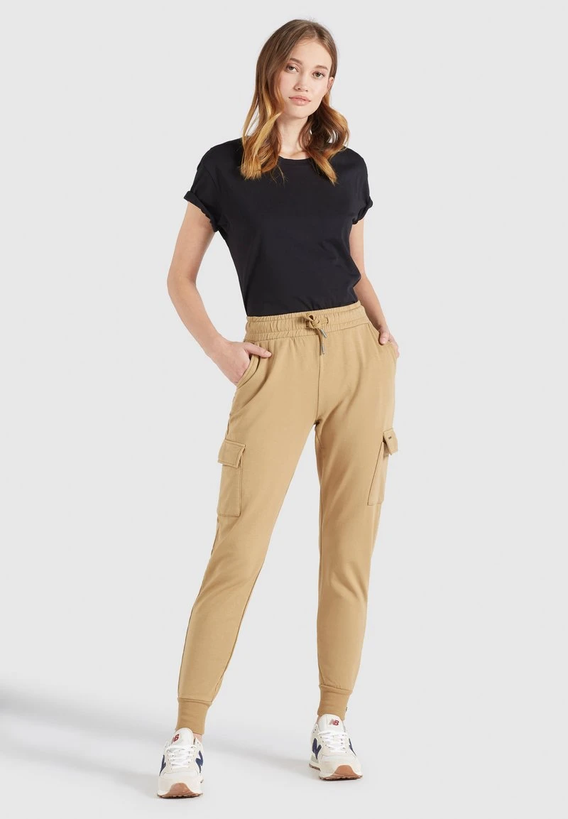 STACI - Pantalones deportivos - beige Khujo STACI - Pantalones Deportivos - Beige, Mujer -Ofertas KHUJO Tienda 2a144f48da0f4b2c8a0f25a938e04881