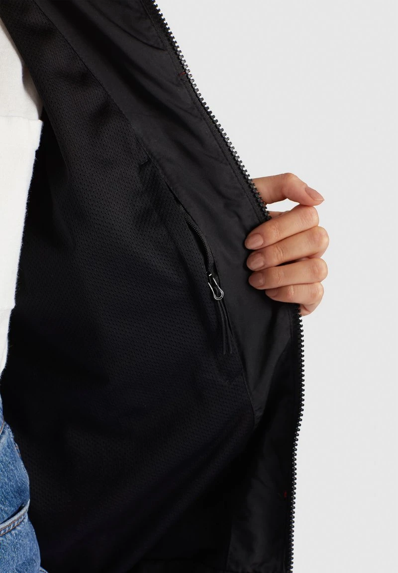 AKAMU - Chaqueta fina - black/red Khujo AKAMU - Chaqueta Fina - Black/red, Mujer -Ofertas KHUJO Tienda a14093eccf3b434694cc56fd8e76f877