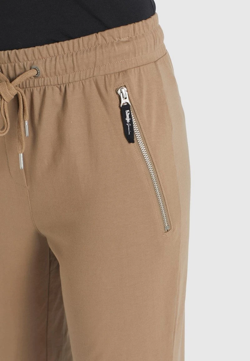 LYNDSY - Pantalones deportivos - khaki Khujo LYNDSY - Pantalones Deportivos - Khaki, Mujer -Ofertas KHUJO Tienda ddc44a1dd3e0470384d89d3a32cf441a